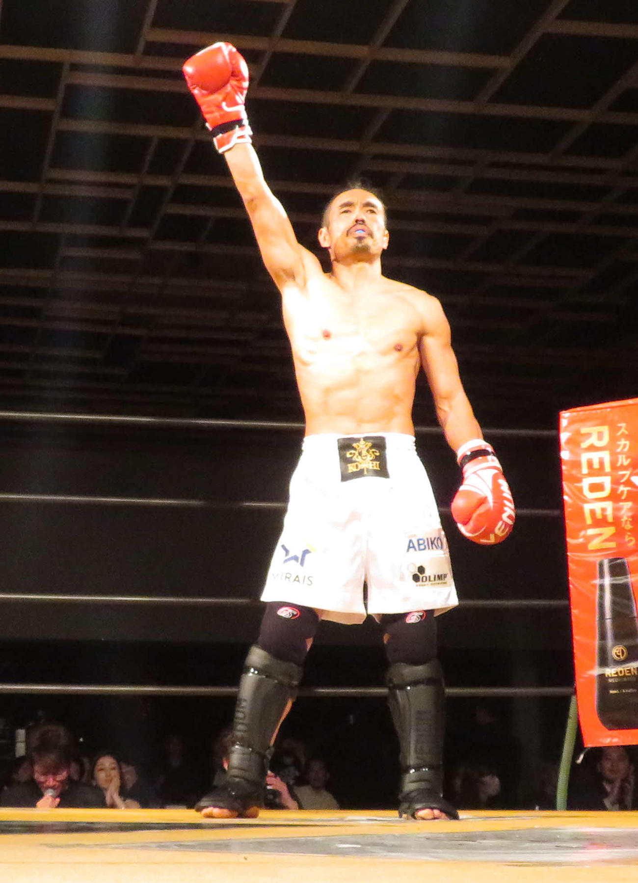 EXECUTIVE FIGHT武士道　試合前にファンに向かって拳を突き上げる安彦考真（撮影・松熊洋介）