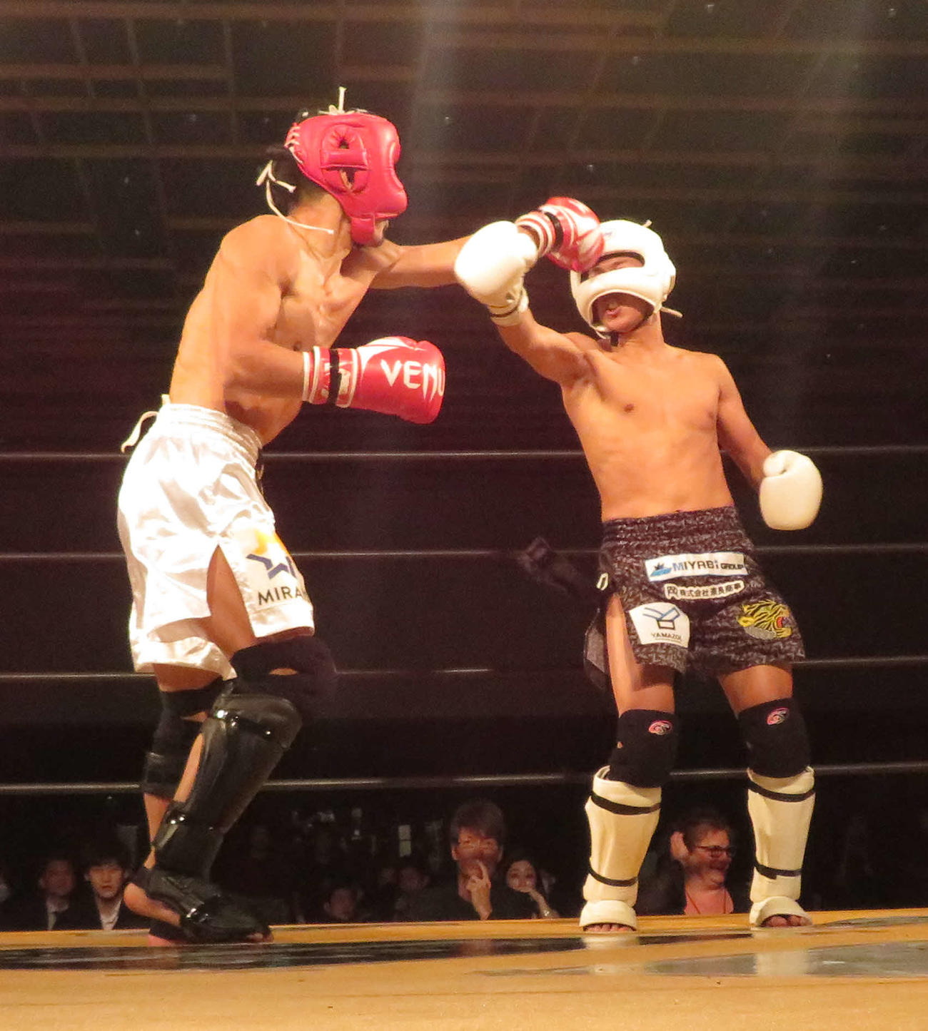 EXECUTIVE FIGHT武士道　裕次郎（右）にパンチを浴びせる安彦考真（撮影・松熊洋介）