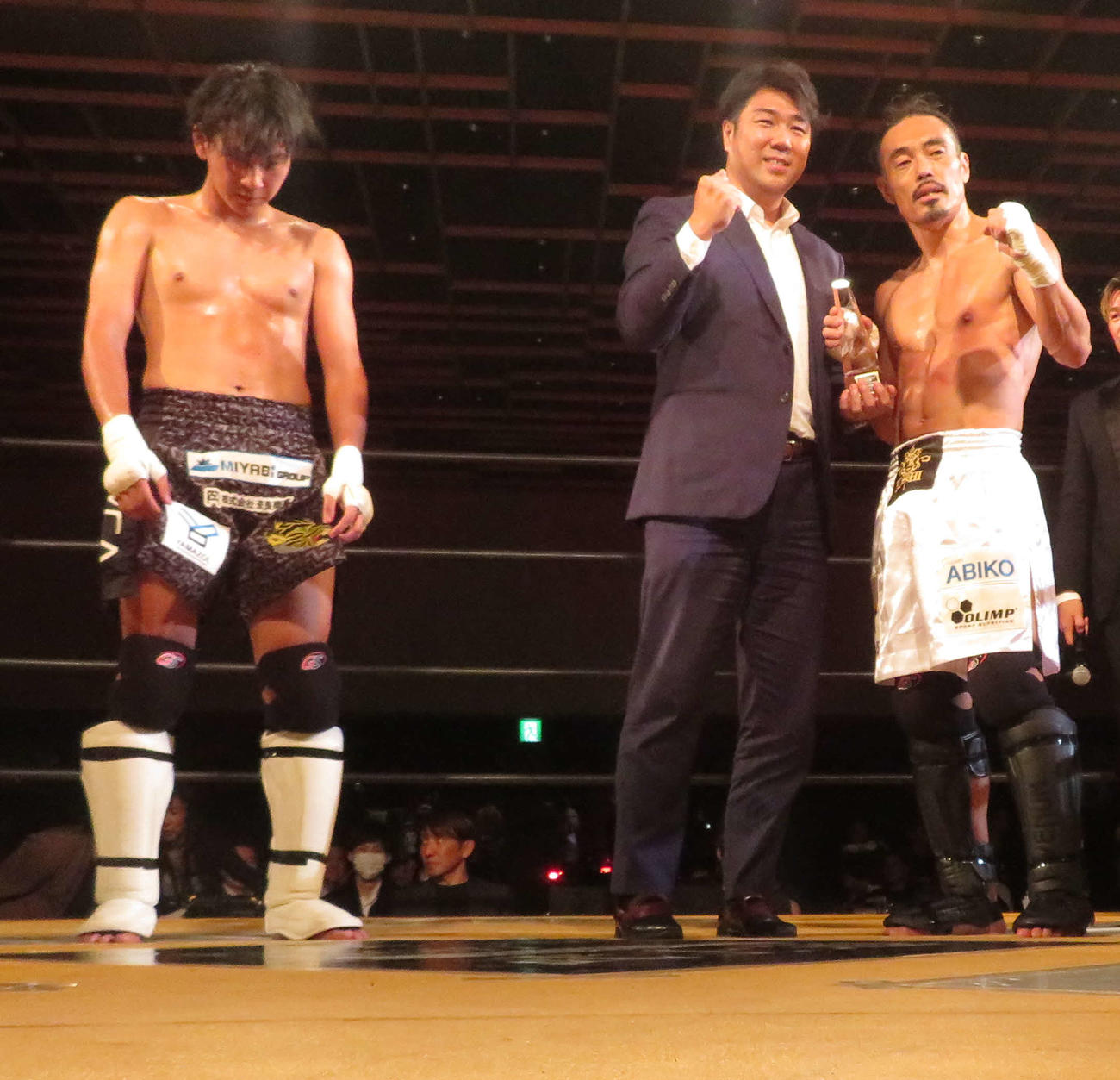 EXECUTIVE FIGHT武士道　裕次郎（左）に勝利し、デビュー3連勝を飾った安彦考真（右）（撮影・松熊洋介