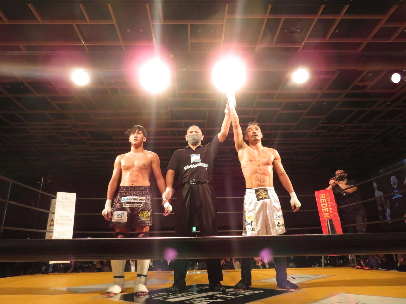 EXECUTIVE FIGHT武士道　裕次郎（左）に勝利し、勝ち名乗りを受ける安彦考真（撮影・松熊洋介）