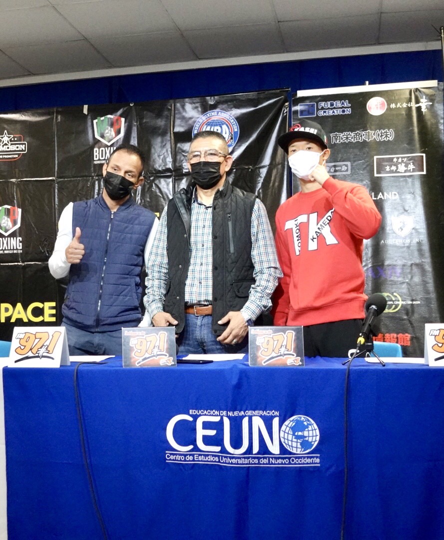 メキシコでの試合に向けて会見に臨んだ亀田和毅（右）（本人提供）