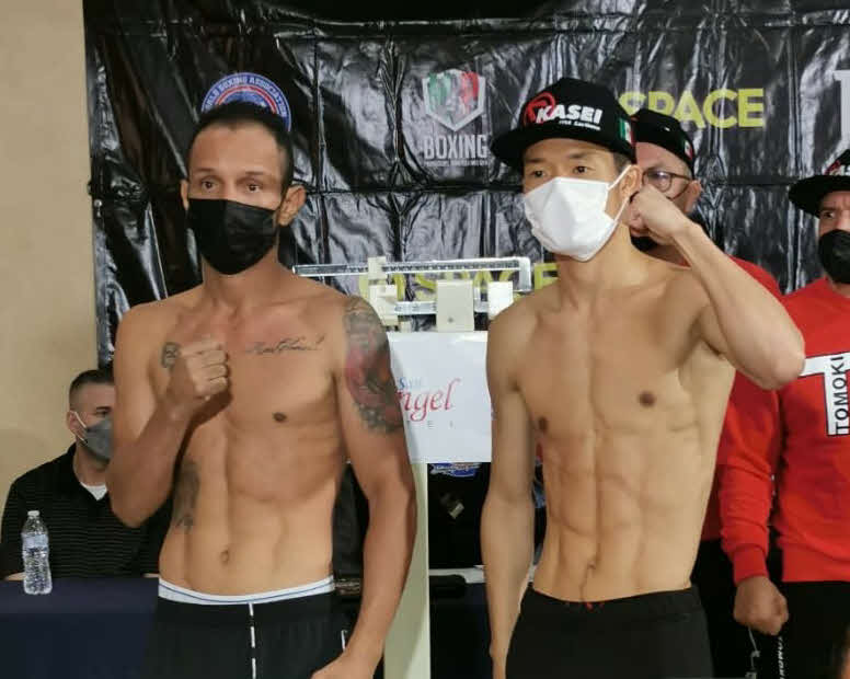 WBA世界スーパーバンタム級挑戦者決定戦に向け、計量クリアした同級5位亀田和毅（右）。左は対戦相手の同級10位パレホ（本人提供）