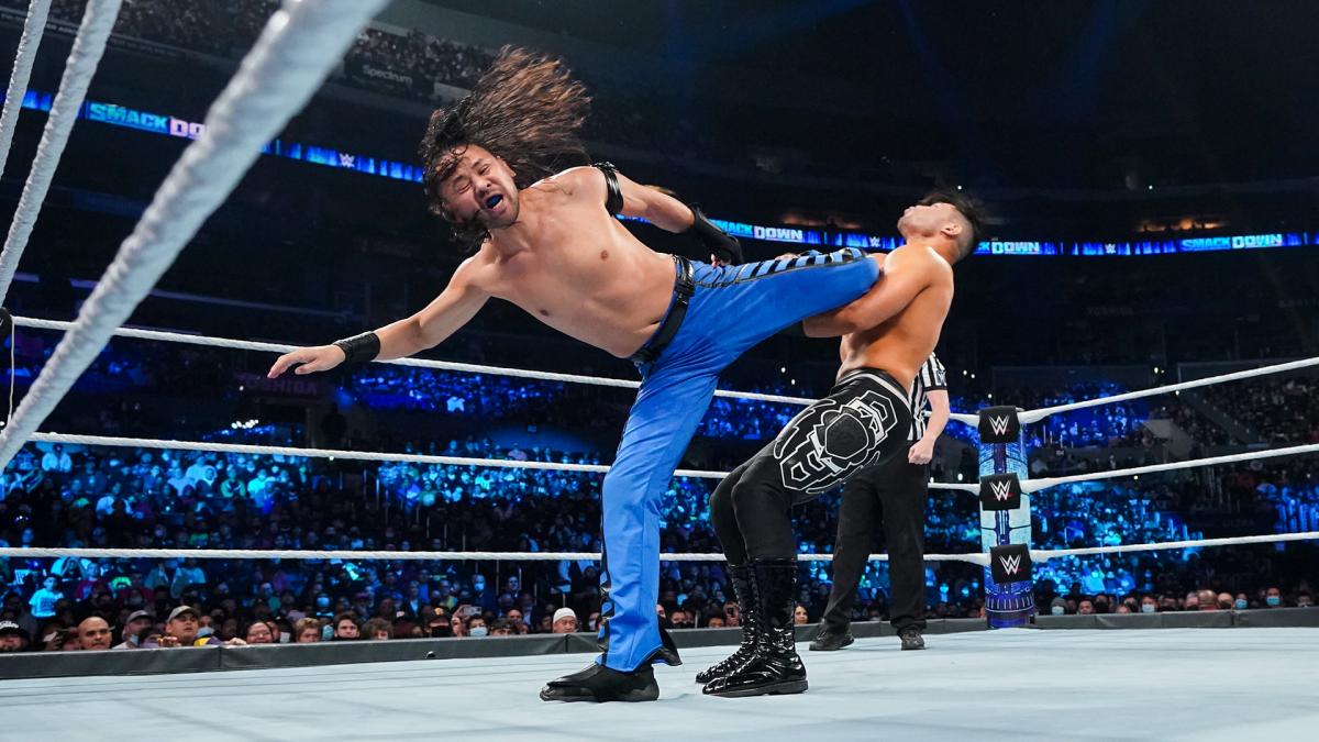 ウンベルト（右）に短距離式キンシャサを打ち込んだIC王者中邑（C）2021 WWE, Inc. All Rights Reserved.