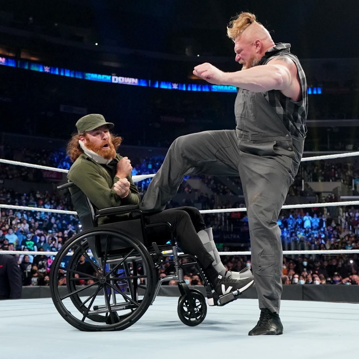 車いすで登場したゼイン（左）を襲撃したレスナー（C）2021 WWE, Inc. All Rights Reserved.