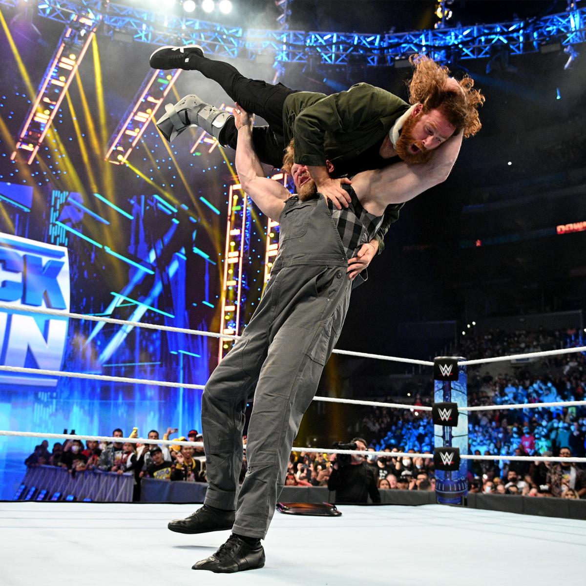 ゼイン（上）を担ぎ上げ、F5で投げたレスナー（C）2021 WWE, Inc. All Rights Reserved.