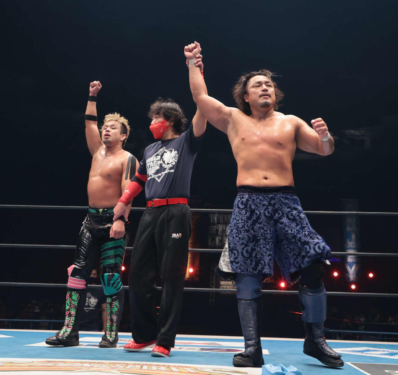 勝ち名乗りを受けるYOSHI－HASHI（左）と後藤（提供・新日本プロレス）