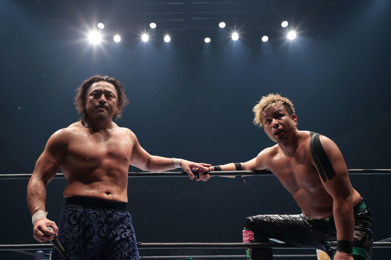 優勝決定戦進出を決めた後藤（左）とYOSHI－HASHI（提供・新日本プロレス）