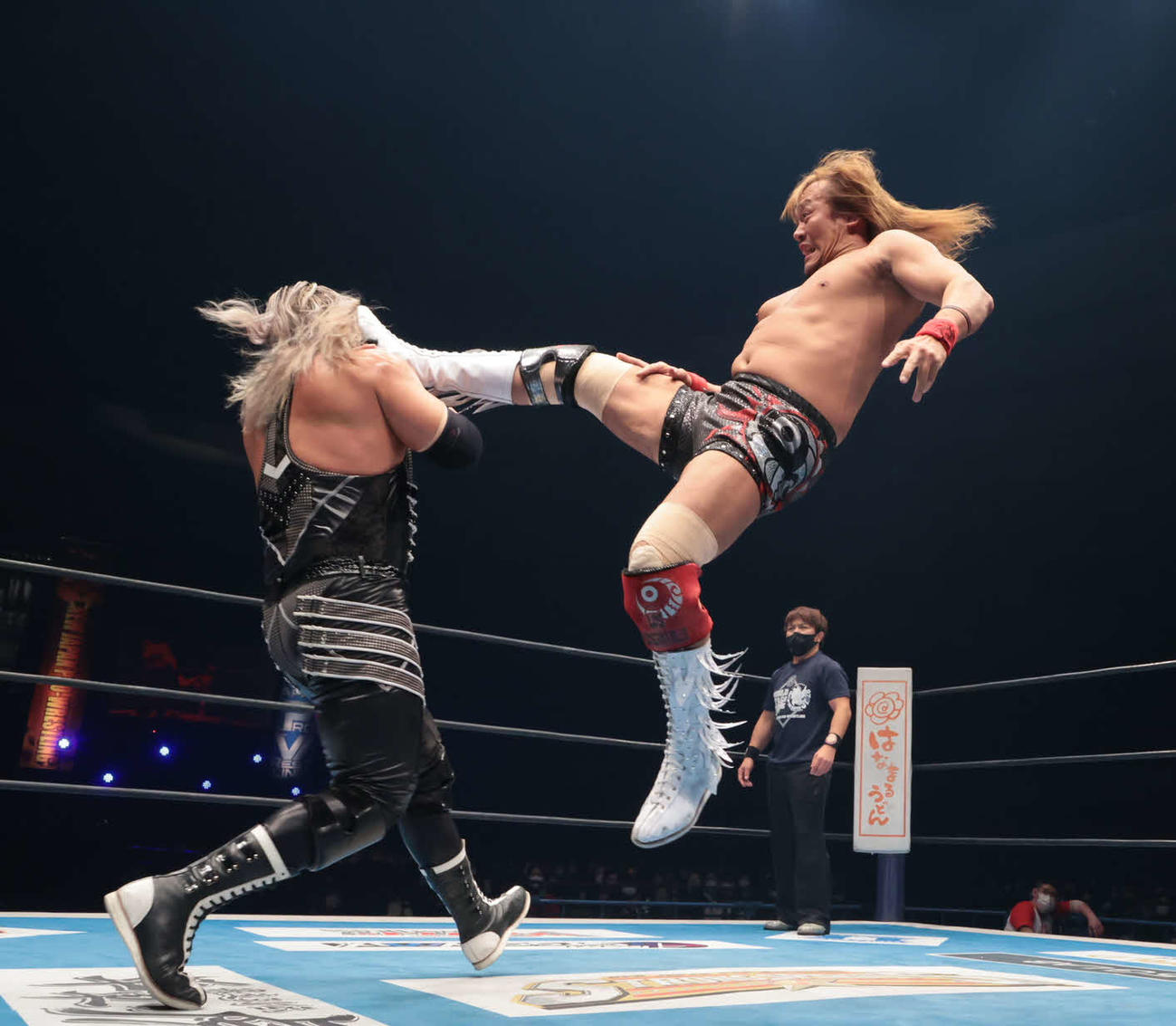 EVIL（左）にハイキックをさく裂する内藤（提供・新日本プロレス）