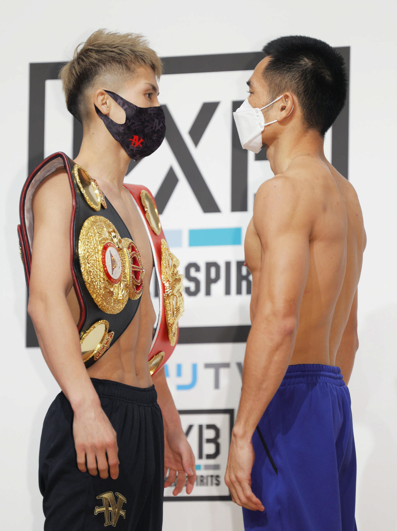 「PXB WORLD SPIRITS」WBA・IBF世界バンタム級タイトルマッチの前日計量をパスし、フェイスオフする井上（左）とアラン・ディパエン（撮影・河田真司）