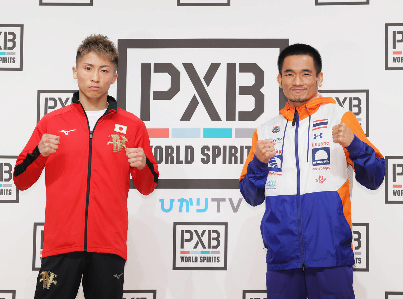 記者会見を終え、フォトセッションでポーズを決め写真に納まる井上（左）とアラン・ディパエン（撮影・河田真司）