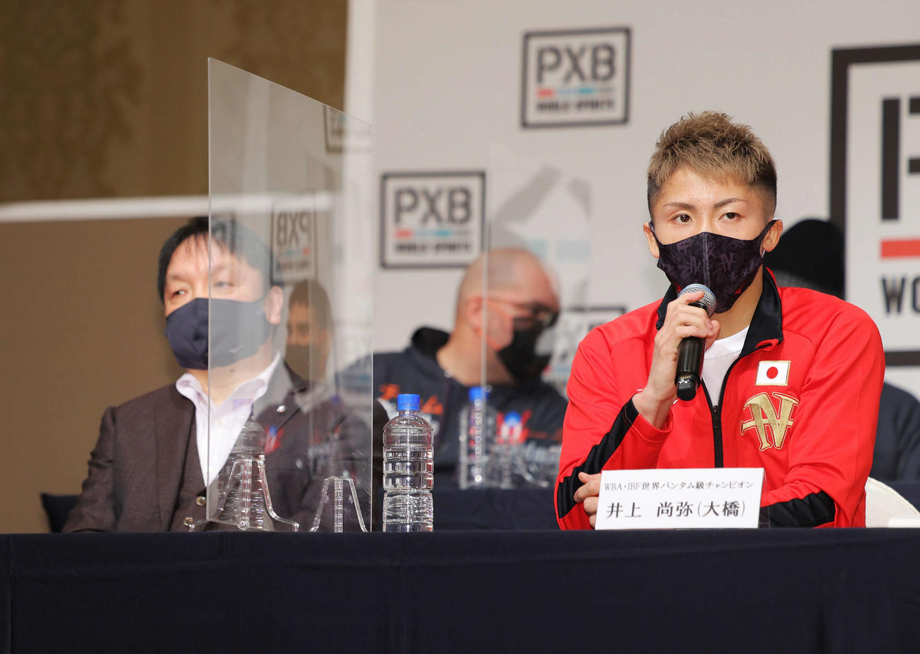 記者会見に臨む井上。左は大橋会長（撮影・河田真司）