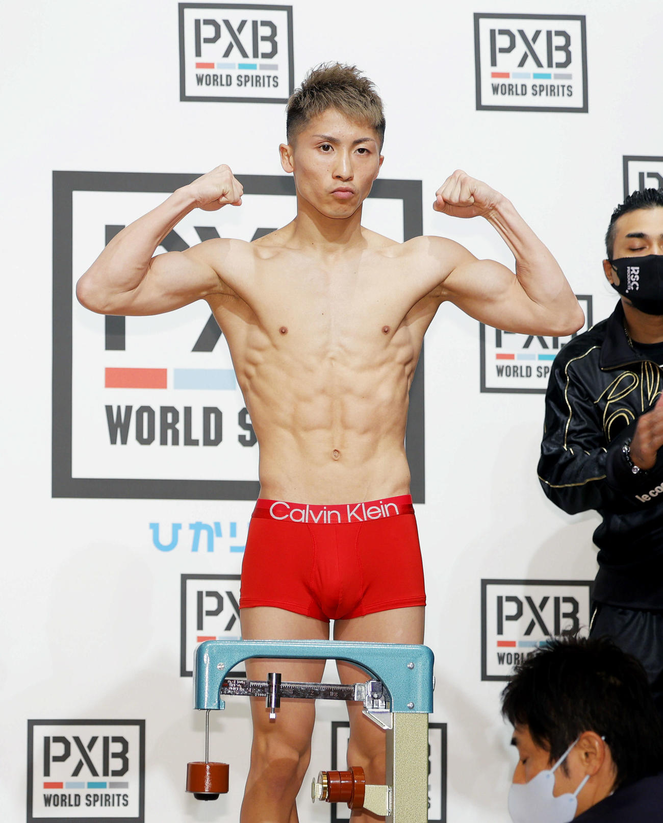 「PXB WORLD SPIRITS」WBA・IBF世界バンタム級タイトルマッチの前日計量に臨む井上（撮影・河田真司）