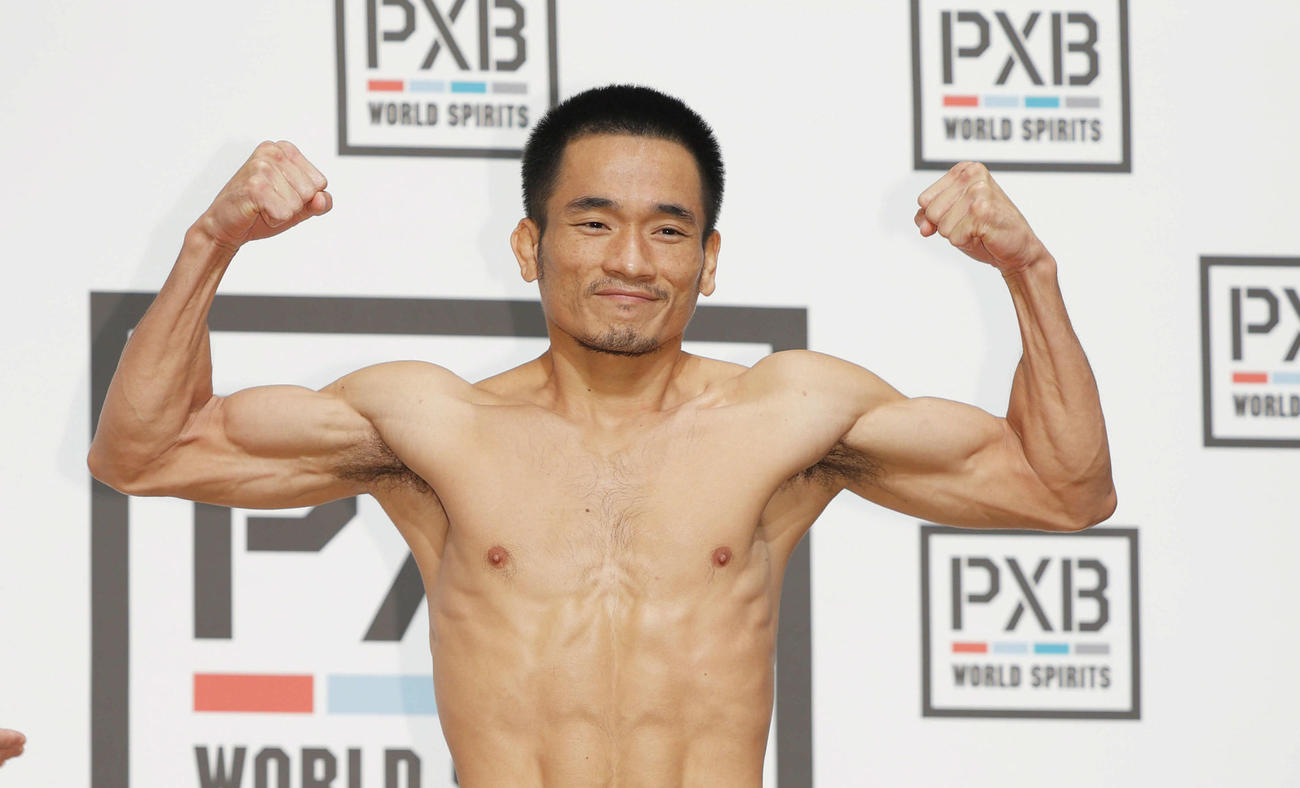 「PXB WORLD SPIRITS」WBA・IBF世界バンタム級タイトルマッチの前日計量に臨むアラン・ディパエン（撮影・河田真司）