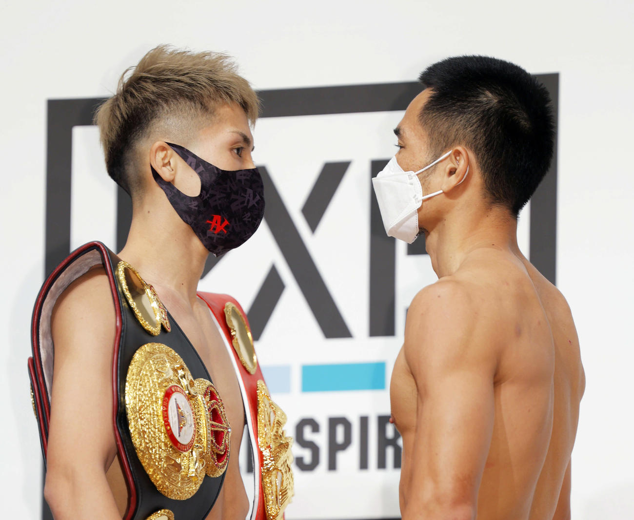 WBA・IBF世界バンタム級タイトルマッチの前日計量をパスし、フェースオフする井上（左）とアラン・ディパエン（撮影・河田真司）