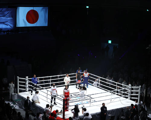 WBAスーパー、IBF世界バンタム級タイトルマッチ　君が代に耳を傾ける井上尚（手前）（撮影・河田真司）