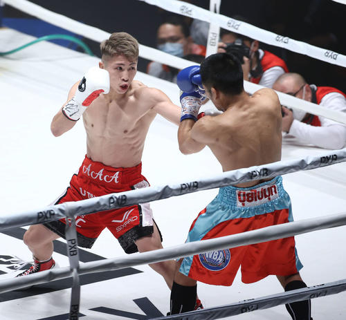 WBAスーパー、IBF世界バンタム級タイトルマッチ　1回、井上尚（左）はディパエンを攻める（撮影・河田真司）
