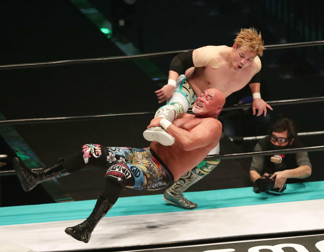 潮崎豪の右膝を攻める武藤敬司（撮影・丹羽敏通）