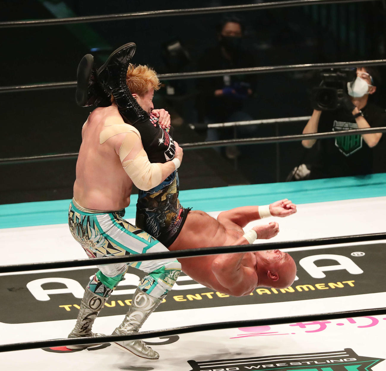 潮崎豪（左）をフランケンシュタイナーで仕留めた武藤敬司（撮影・丹羽敏通）
