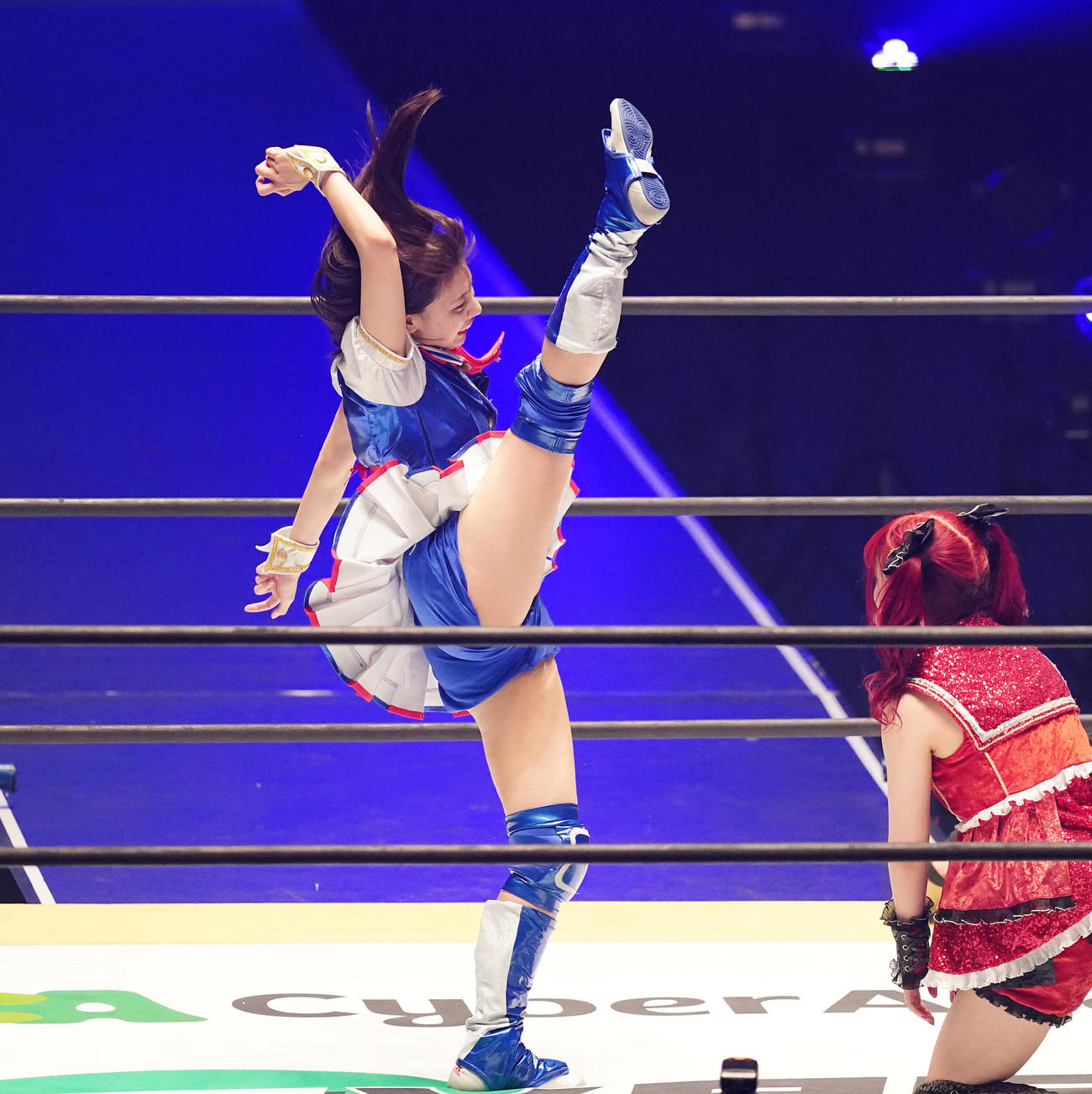 伊藤麻希（右）にかかと落としを決める荒井優希（21年6月撮影）