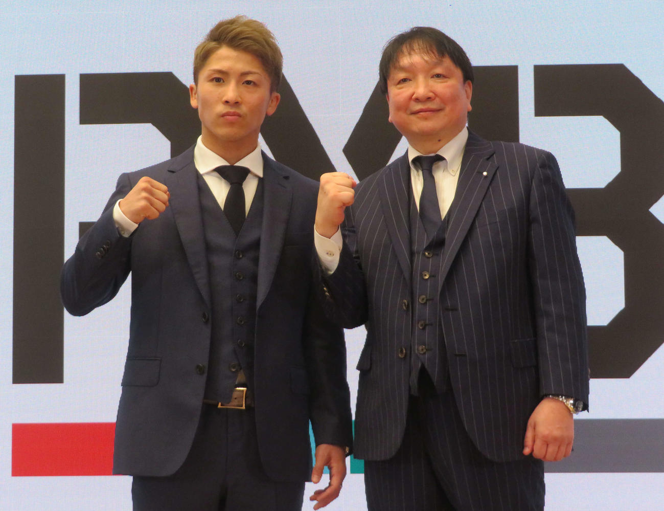 国内世界戦で初めてのPPV配信が発表されたWBAスーパー、IBF世界バンタム級王者井上尚弥（左）右は所属ジムの大橋秀行会長