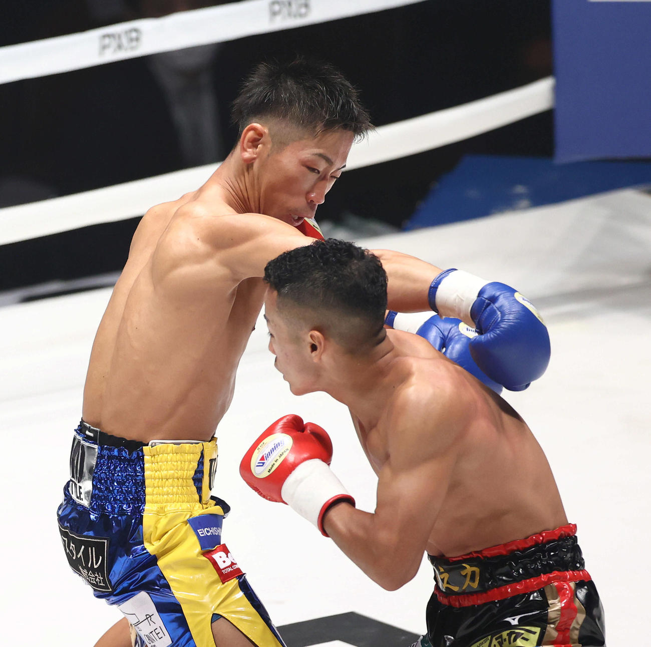 1回、今村（左）にパンチを放つ武居（撮影・河田真司）