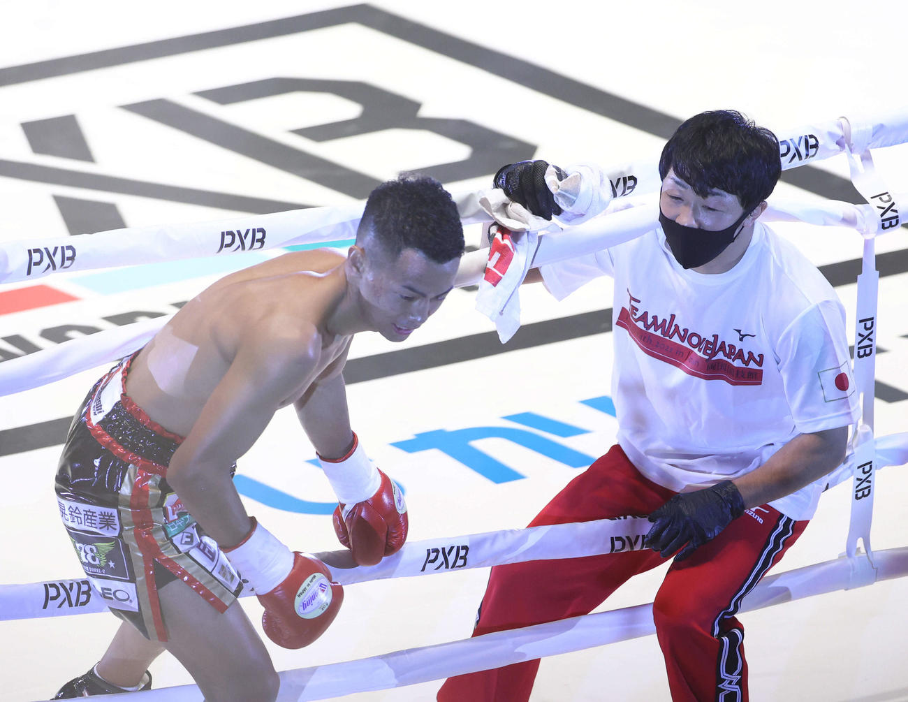 今村にTKO勝利し、武居（左）は八重樫トレーナーと引き揚げる（撮影・河田真司）