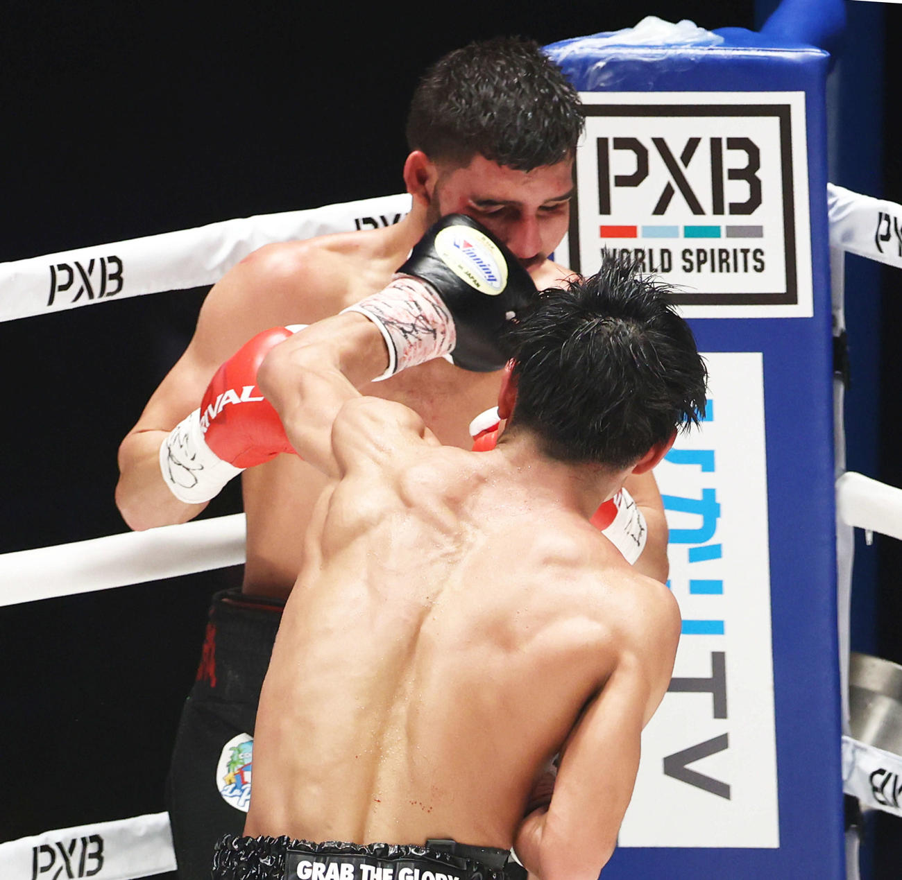 WBO世界ミニマム級タイトルマッチ　11回、メンデス（後方）にパンチを打ち込む谷口（撮影・河田真司）