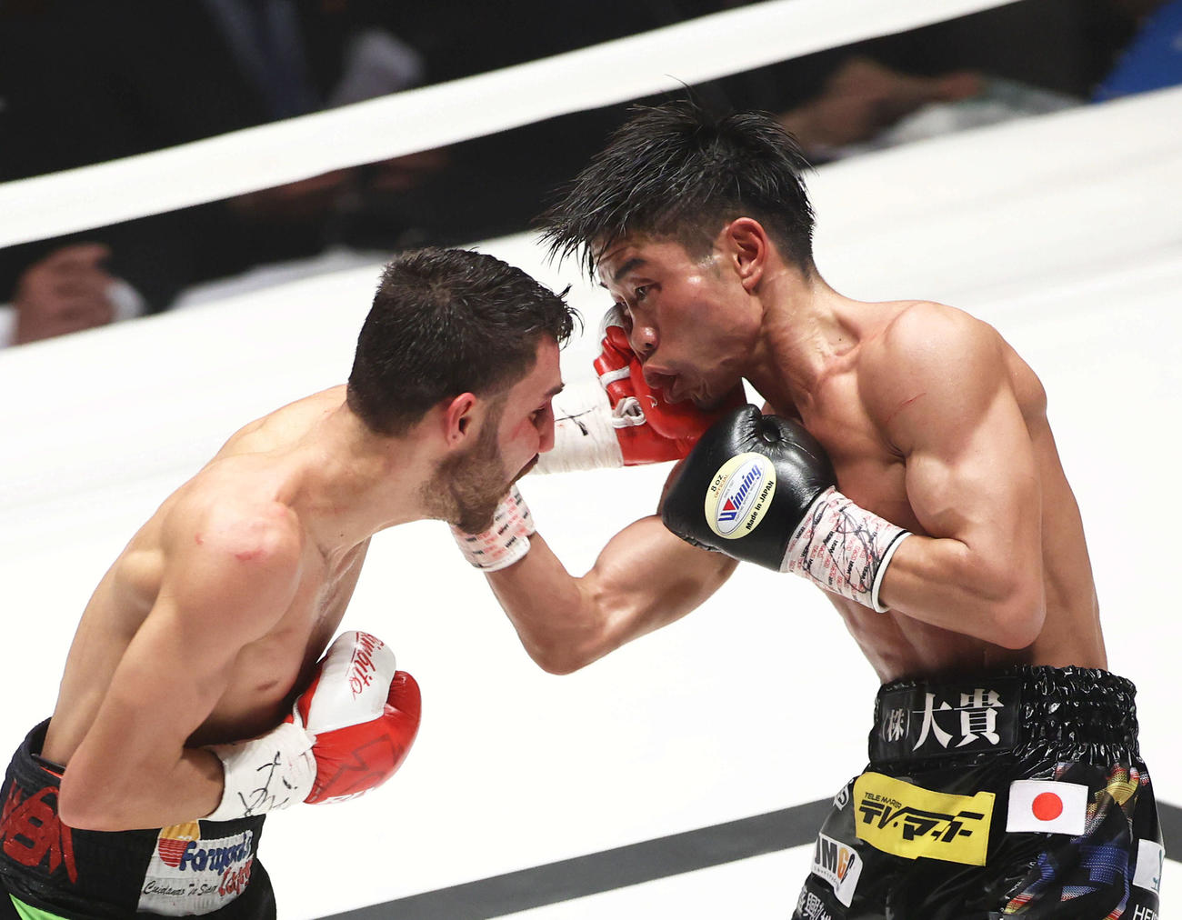 WBO世界ミニマム級タイトルマッチ　8回、谷口（右）はメンデスのパンチを食らう（撮影・河田真司）