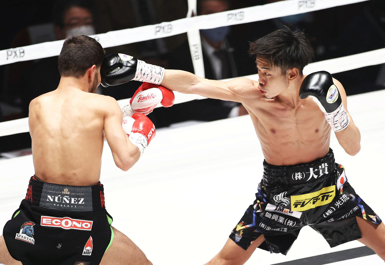 WBO世界ミニマム級タイトルマッチ　1回、メンデス（左）にパンチを放つ谷口（撮影・河田真司）