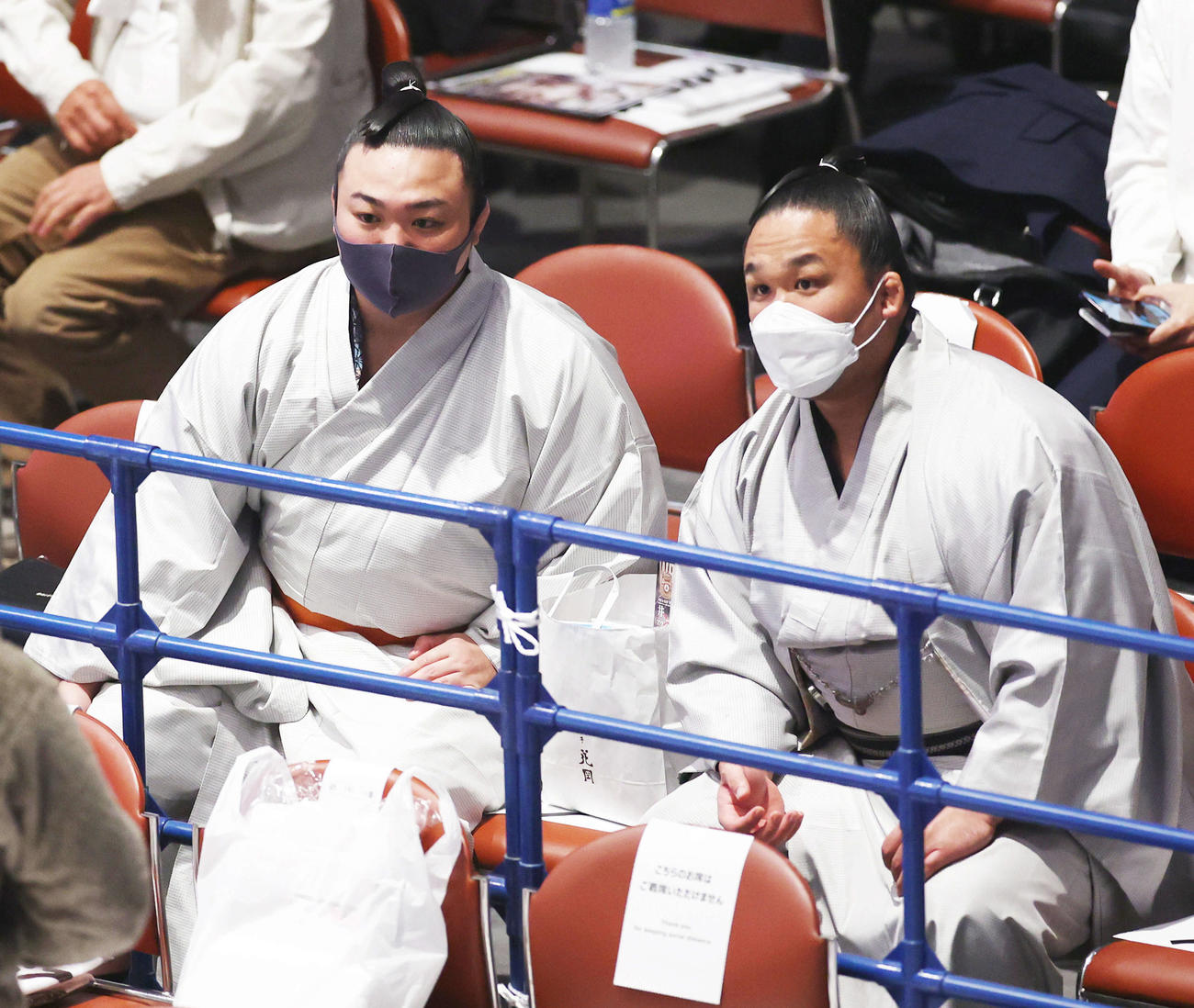 白に近い着物姿で試合を観戦する炎鵬（左）と石浦（撮影・河田真司）