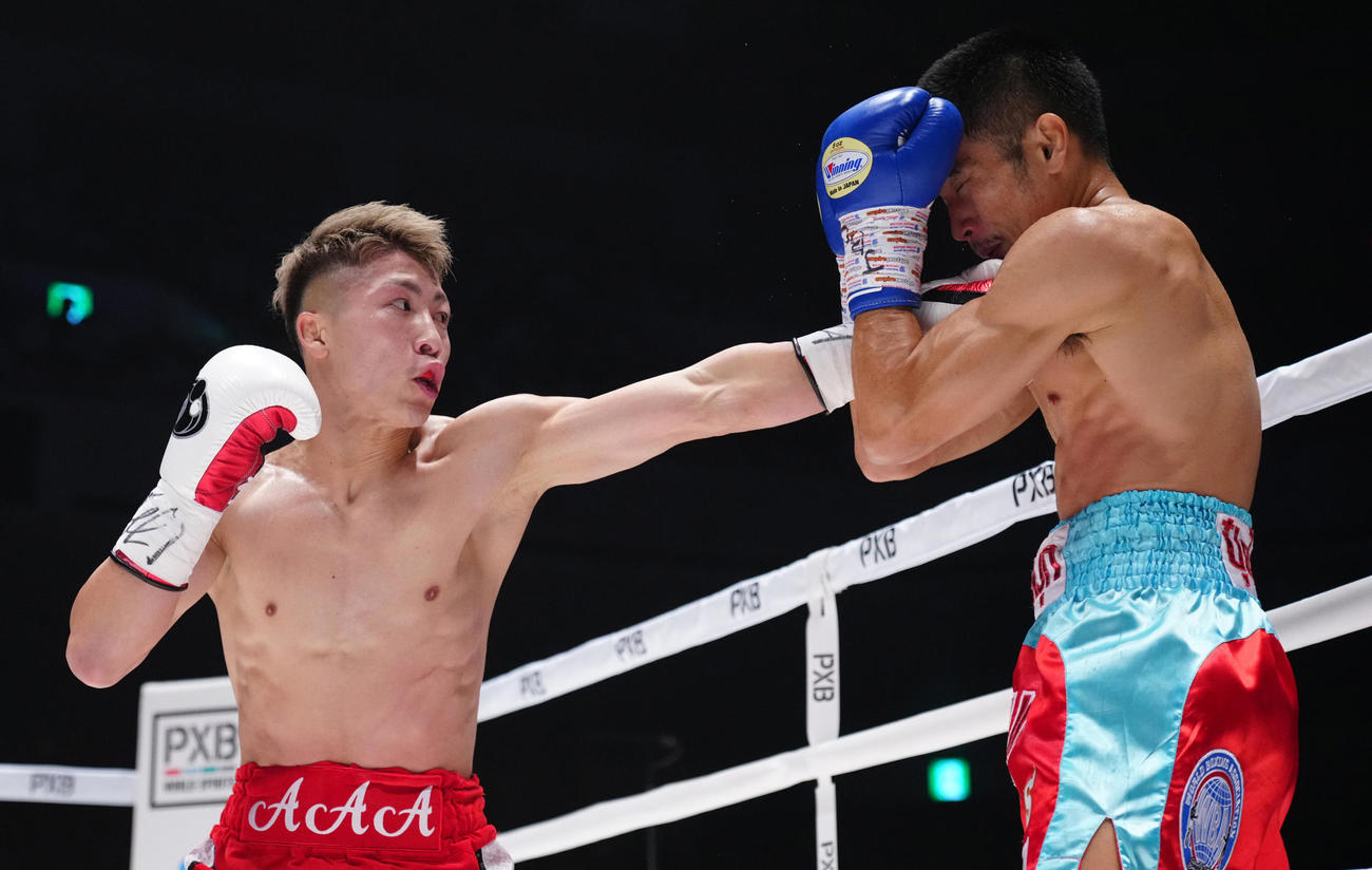 2回、ディパエン（右）を攻める井上（代表撮影）