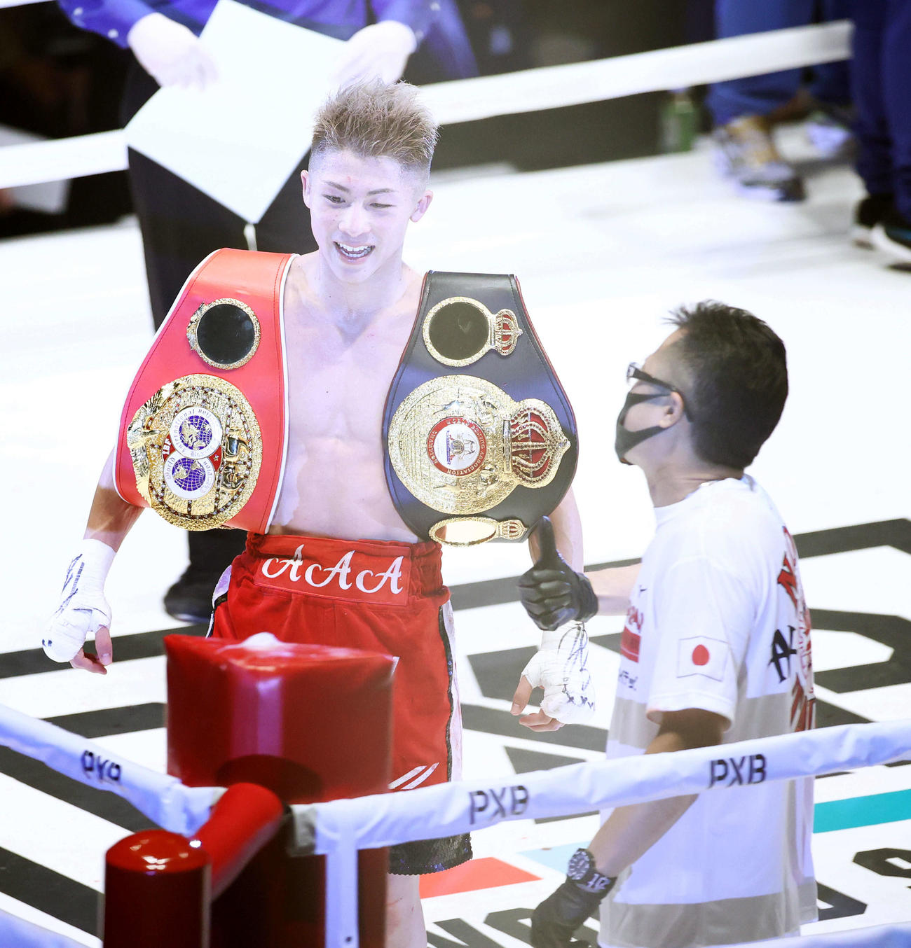 WBAスーパー、IBF世界バンタム級タイトルマッチ　ディパエンにTKO勝ちした井上尚。右はセコンドの父真吾トレーナー（撮影・河田真司）