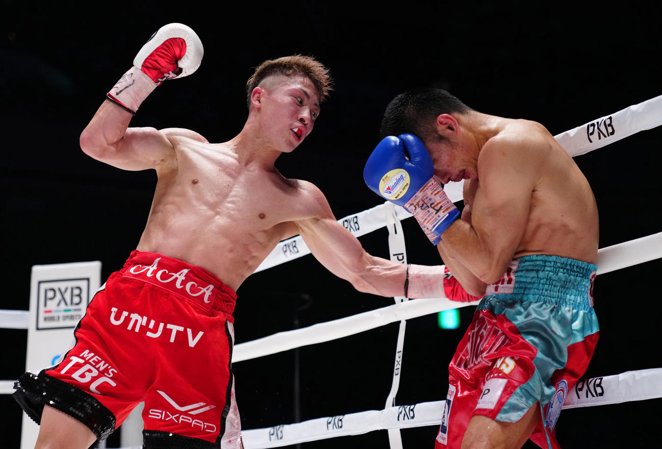 8回、ディパエン（右）を攻める井上（代表撮影）