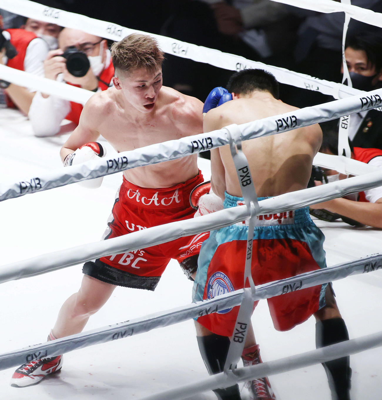 WBAスーパー、IBF世界バンタム級タイトルマッチ　8回、井上尚（左）はディパエンを攻める（撮影・河田真司）