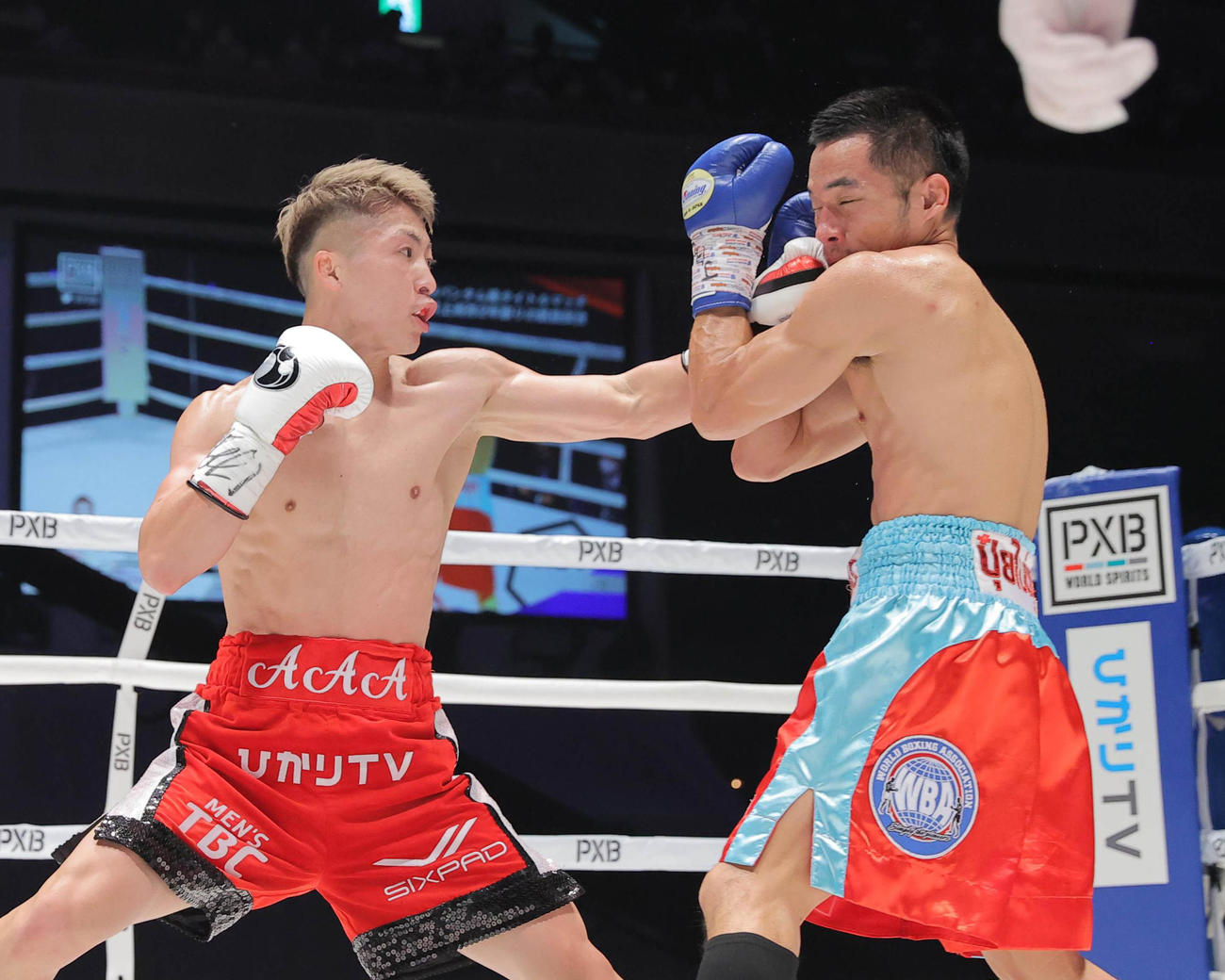 WBAスーパー、IBF世界バンタム級タイトルマッチ　3回、ディパエン（右）を攻める井上尚（代表撮影）