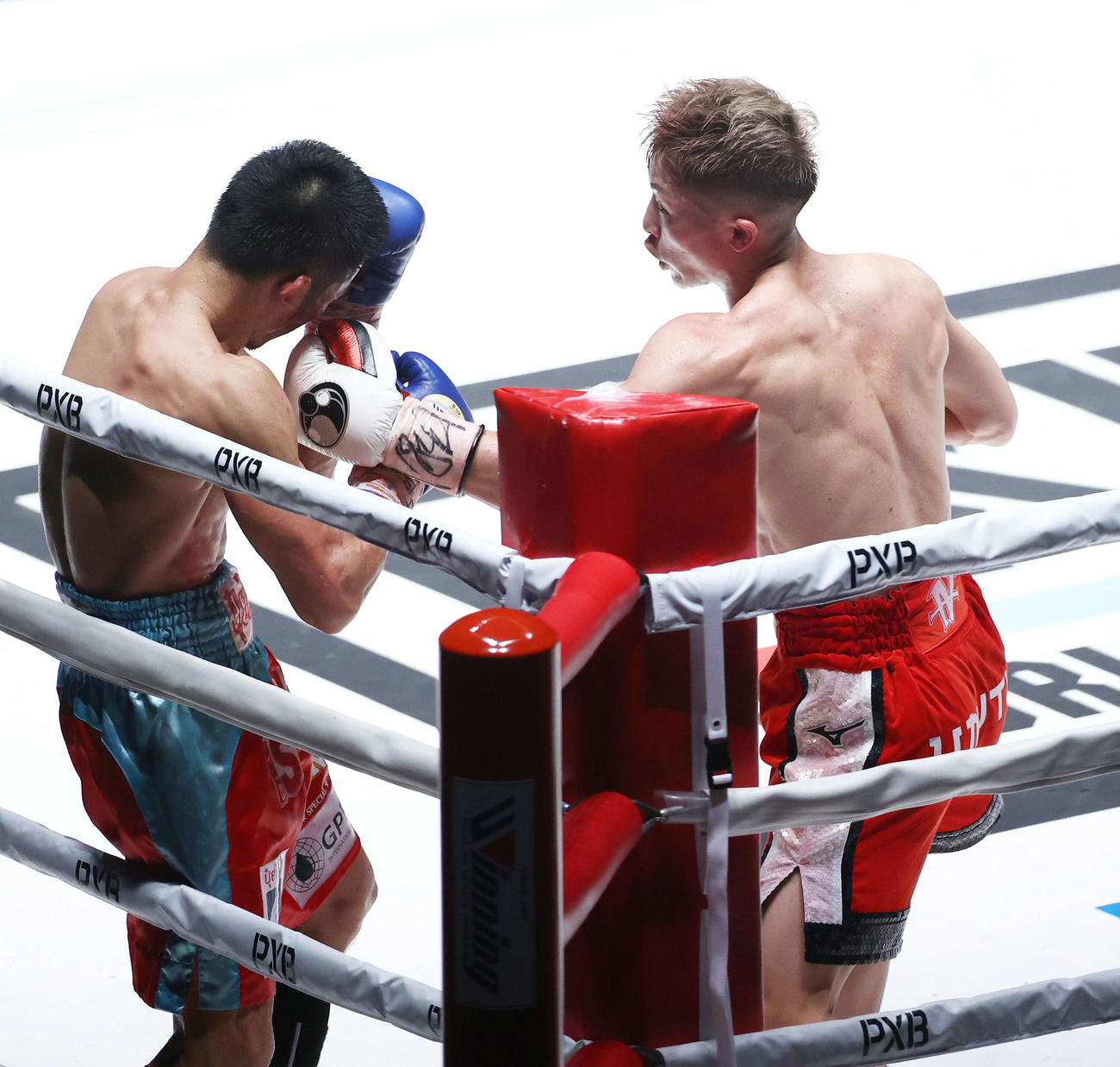 WBAスーパー、IBF世界バンタム級タイトルマッチ　8回、ディパエン（左）を攻める井上尚（撮影・河田真司）