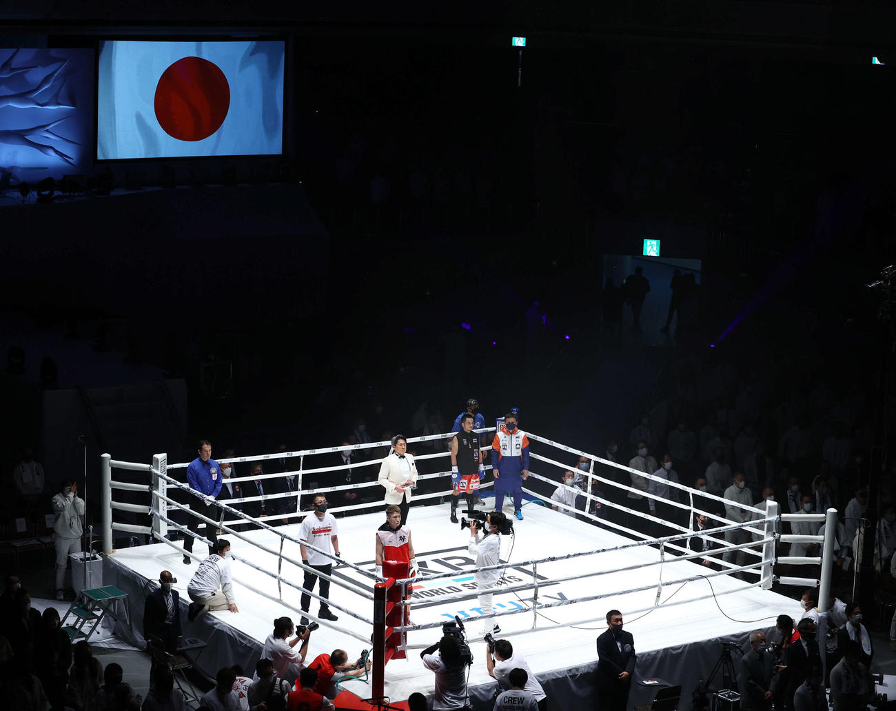 WBAスーパー、IBF世界バンダム級タイトルマッチ　君が代に耳を傾ける井上尚（手前）（撮影・河田真司）