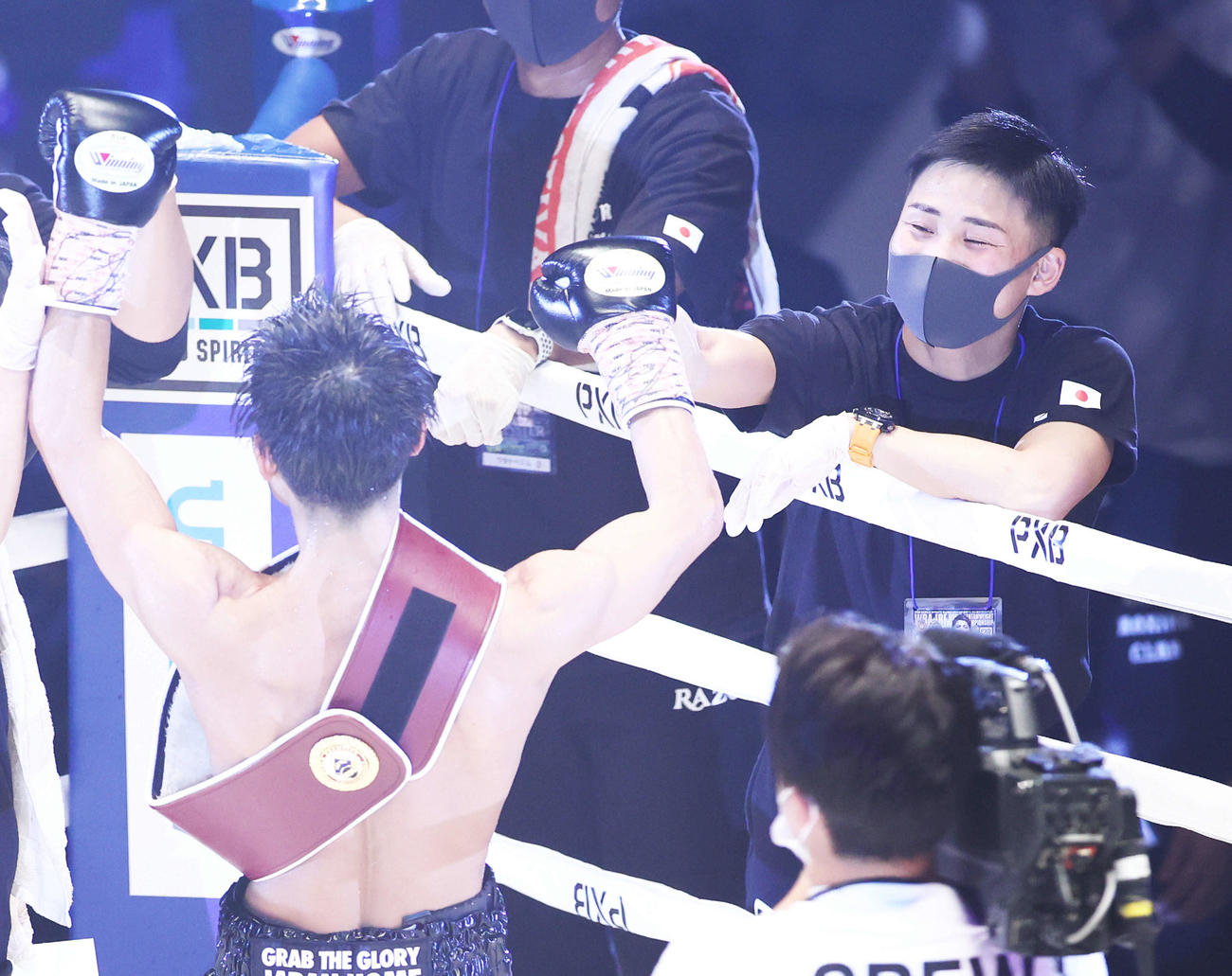 WBO世界ミニマム級タイトルマッチ　メンデスにTKO勝利した谷口（左）を笑顔で迎えるセコンドの京口（撮影・河田真司）