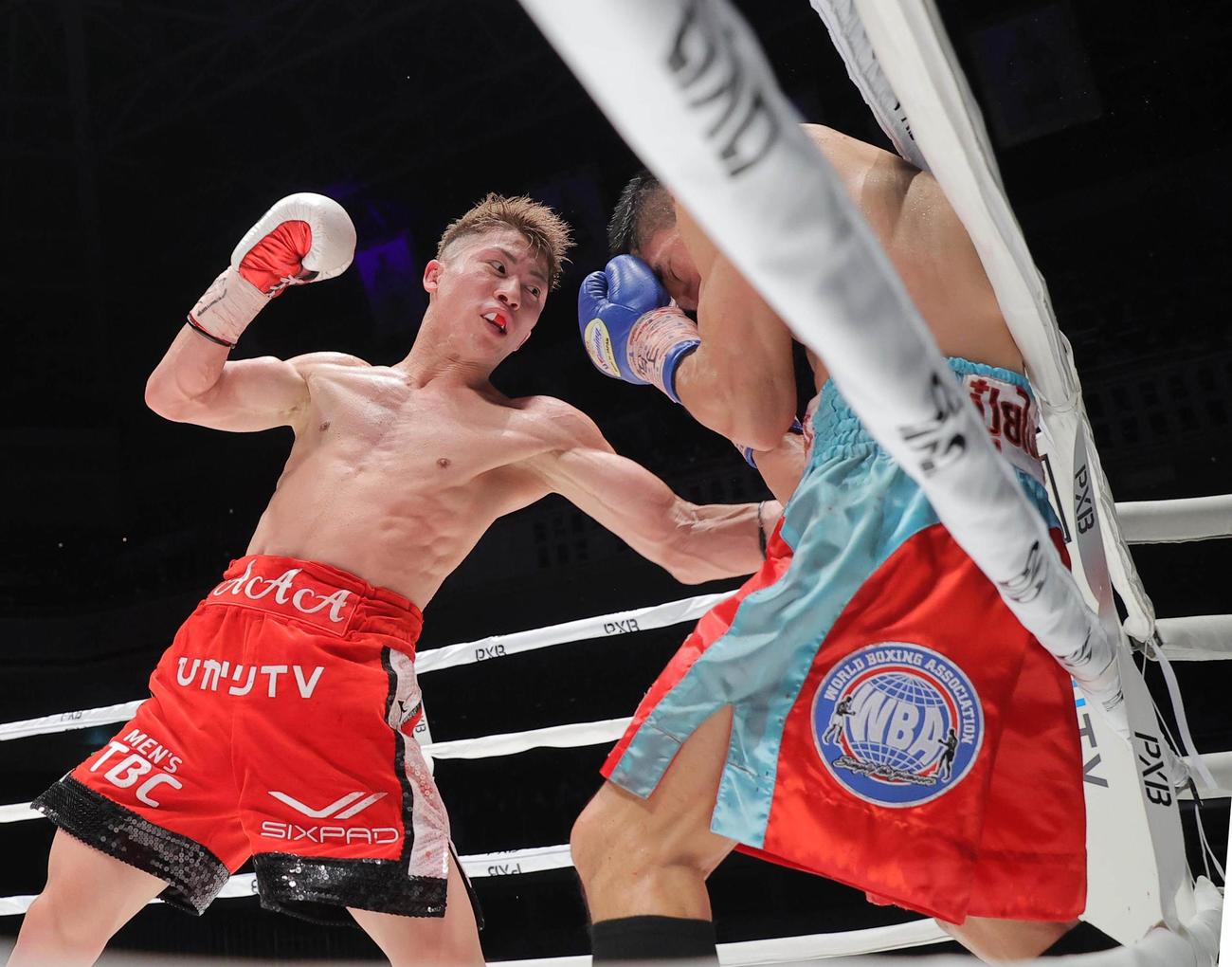 WBAスーパー、IBF世界バンタム級タイトルマッチ　7回、ディパエン（右）を攻める井上尚（代表撮影）