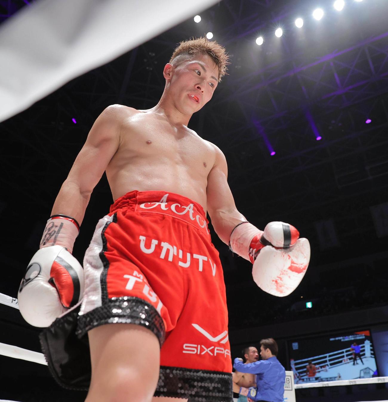 WBAスーパー、IBF世界バンタム級タイトルマッチ　8回、ディパエン（後方）を下した井上尚（代表撮影）