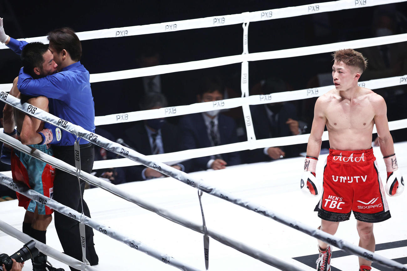 WBAスーパー、IBF世界バンタム級タイトルマッチ　8回、ディパエン（左）からダウンを奪い、TKO勝ちで防衛する井上尚（撮影・河田真司）