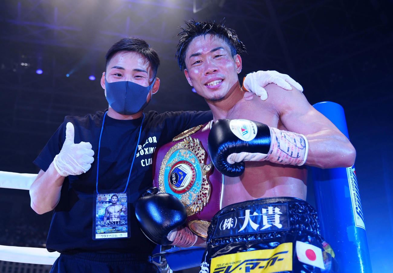 WBO世界ミニマム級タイトルマッチ　11回、TKOでメンデスを破り新チャンピオンに輝いた谷口（右）はセコンドについた京口と笑顔でポーズ（代表撮影）