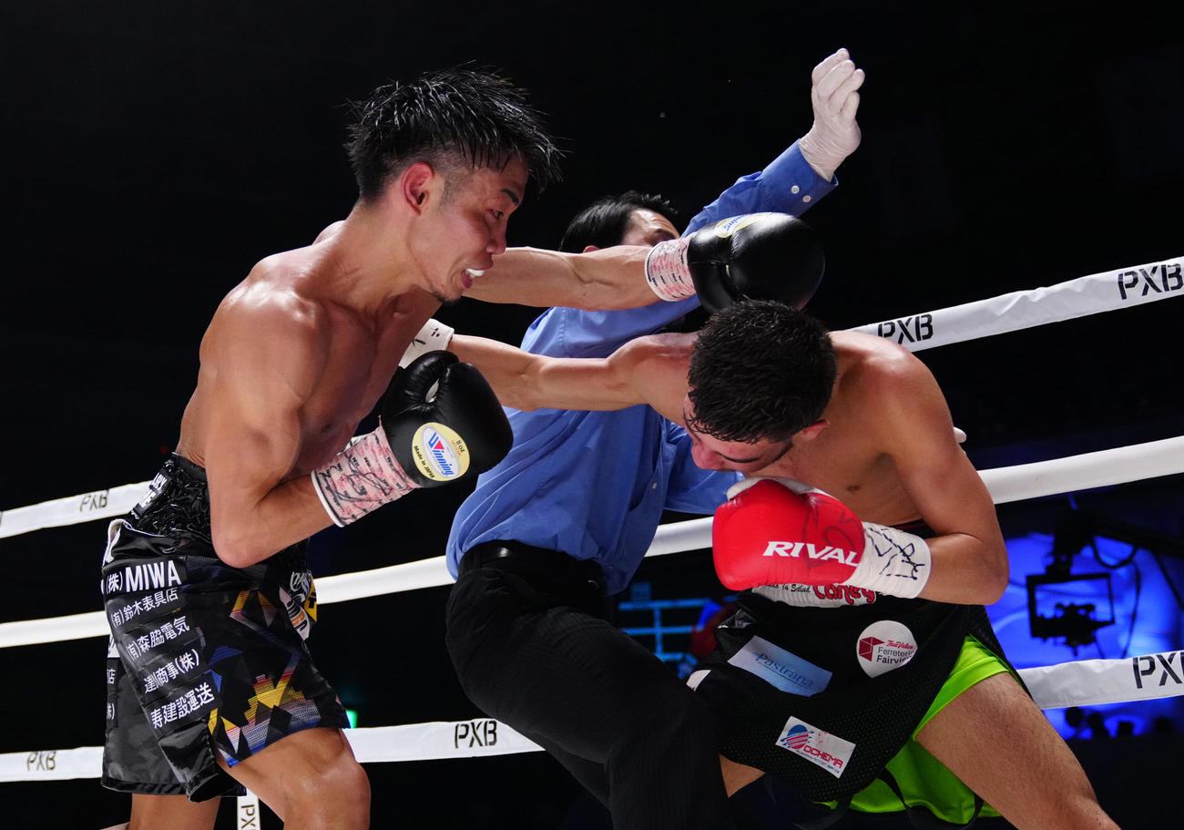 11回、レフェリーストップでメンデス（右）にTKO勝利した谷口（代表撮影）