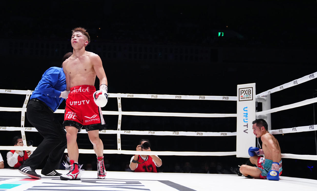 8回、ディパエン（右）からダウンを奪う井上（代表撮影）