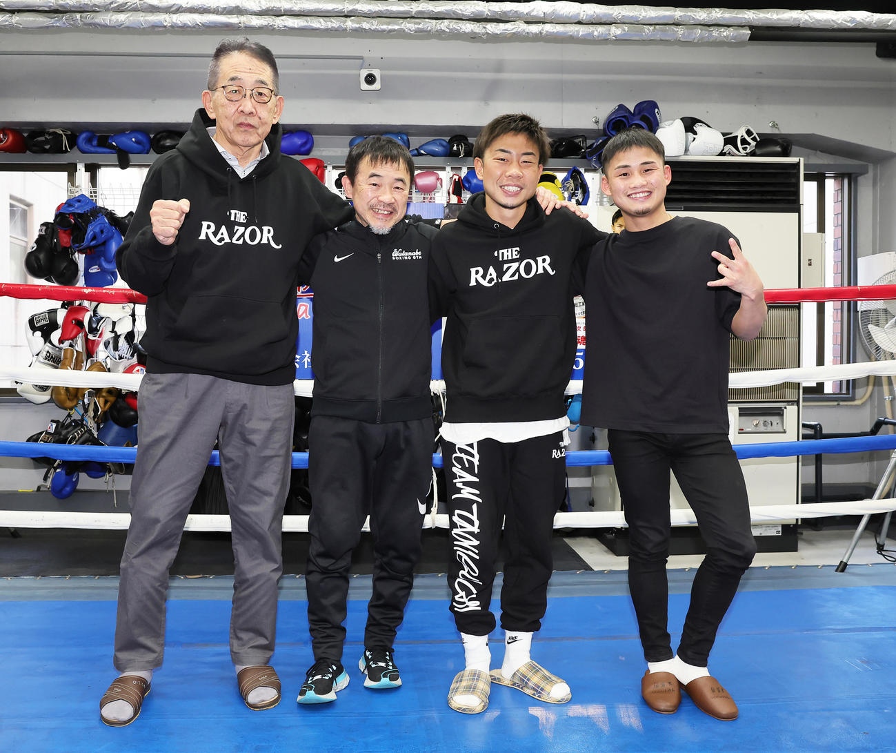 記念撮影で笑顔を見せるWBOミニマム級新王者谷口（右から2人目）と、左からワタナベボクシングジム渡辺会長、伯耆トレーナー、1人おいて京口（撮影・足立雅史）