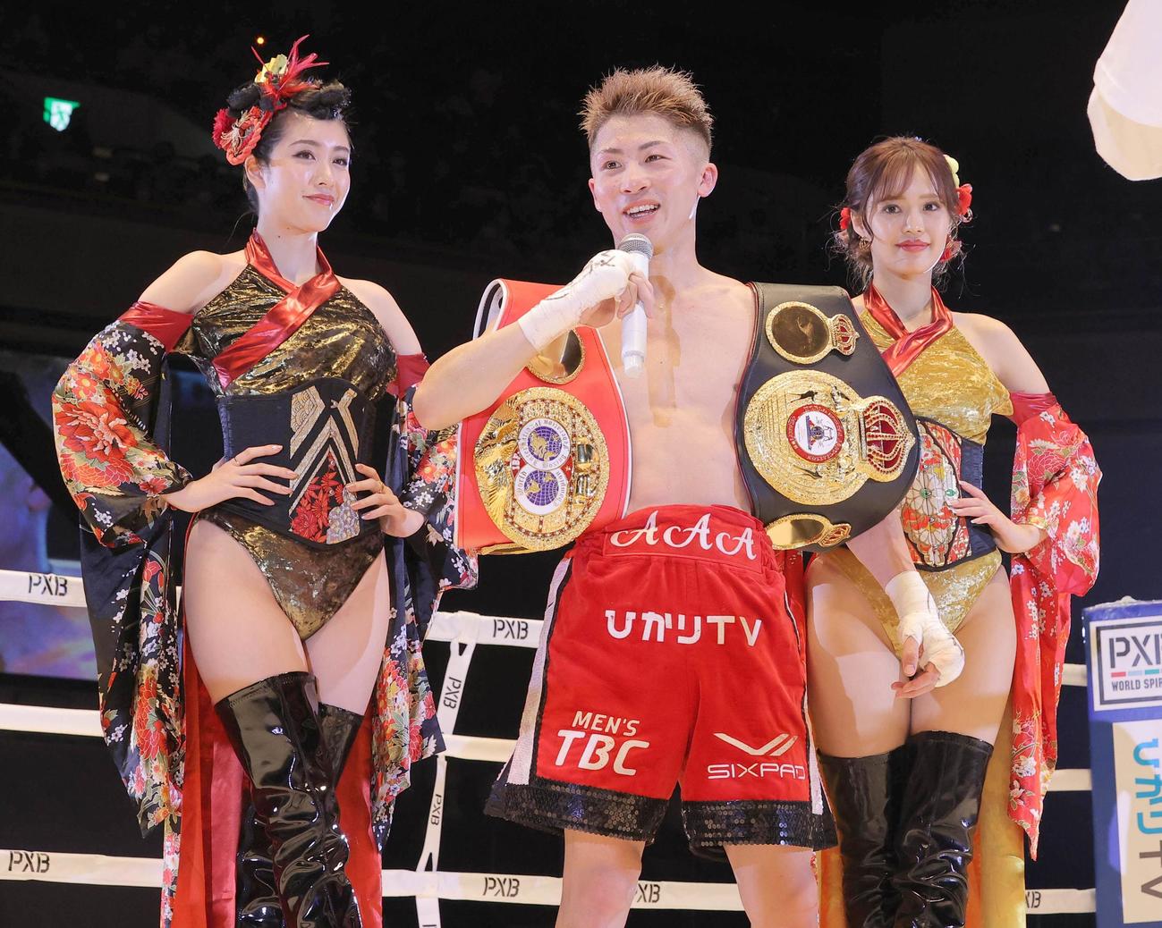 WBAスーパー、IBF世界バンタム級タイトルマッチ　TKO勝利の井上尚は試合後のインタビューで笑顔を見せる（代表撮影）