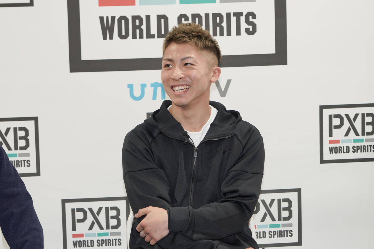 14日の防衛戦翌日の会見で笑顔をみせたWBAスーパー、IBF世界バンタム級王者井上尚弥（提供：PXBパートナーズPR事務局）