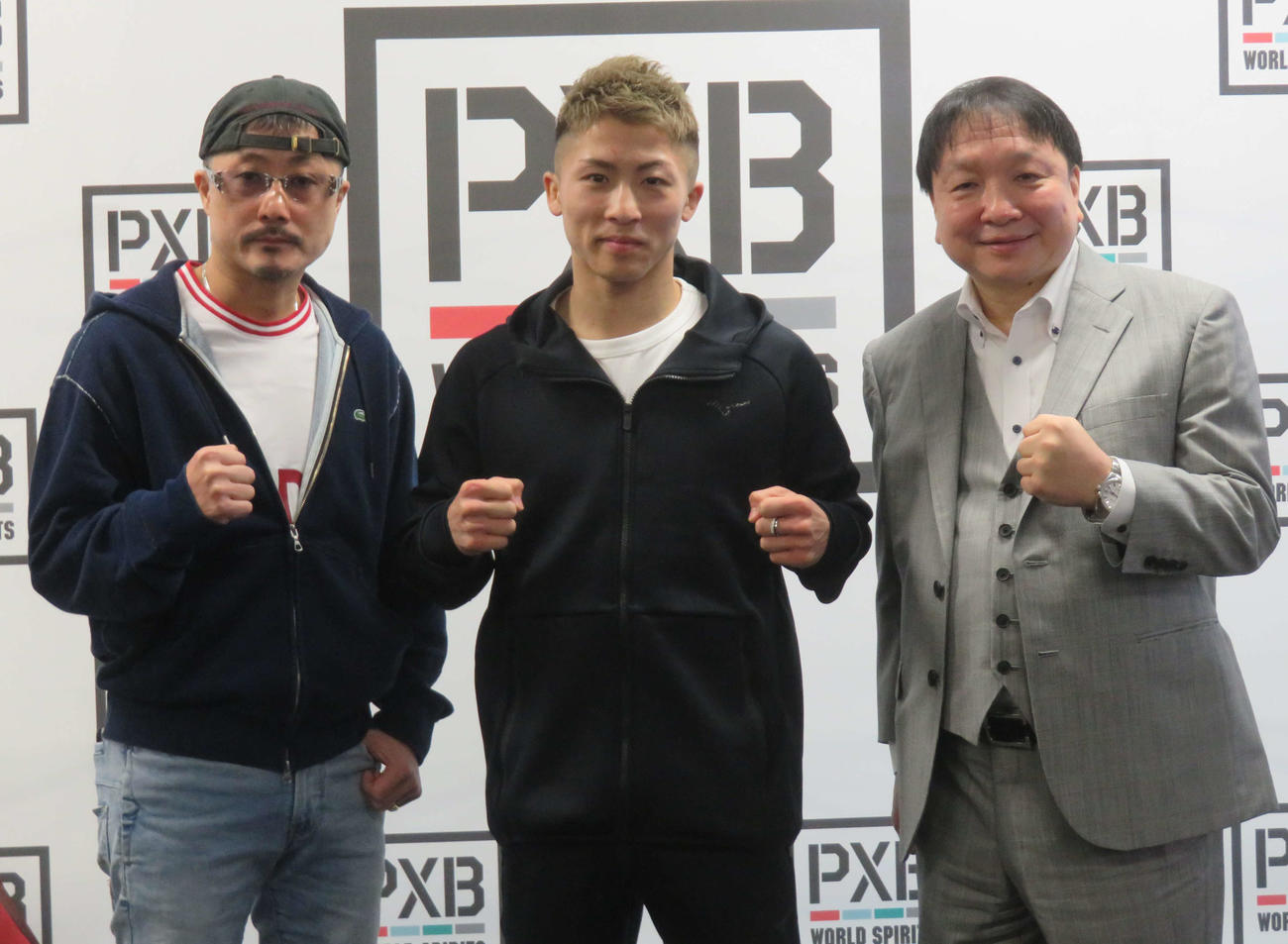 8回TKO勝ちから一夜明けて会見に臨んだWBAスーパー、IBF世界バンタム級王者井上尚（中央）。左は父真吾トレーナー、右は大橋会長