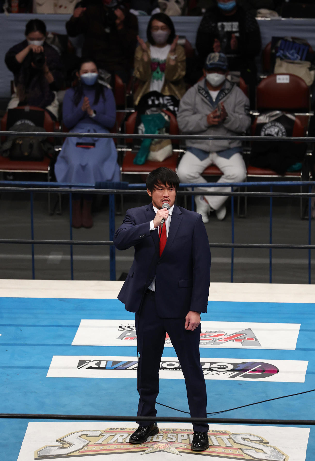 スーツ姿でリング上に上がり1．4大会への参加を表明する柴田（撮影・垰建太）
