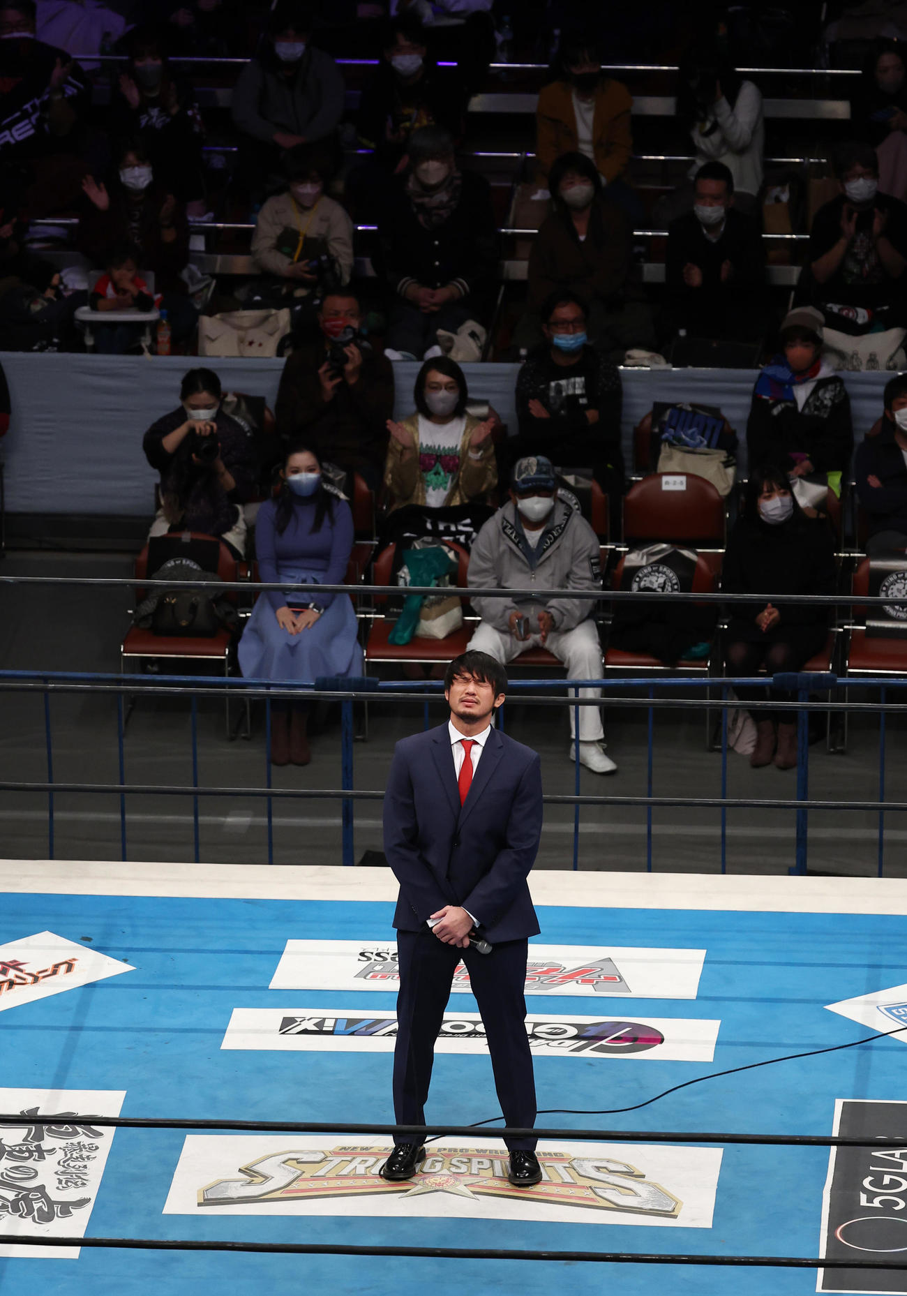 ファンの拍手を受けリング上に上がり感極まる柴田（撮影・垰建太）